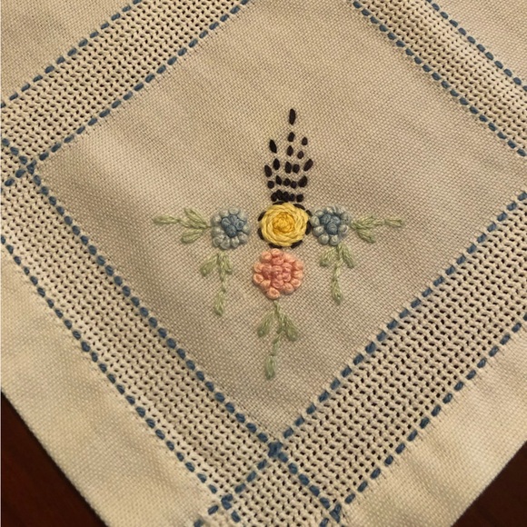 Vintage table topper & (4) matching hand-stitched floral linen napkins - Picture 2 of 12